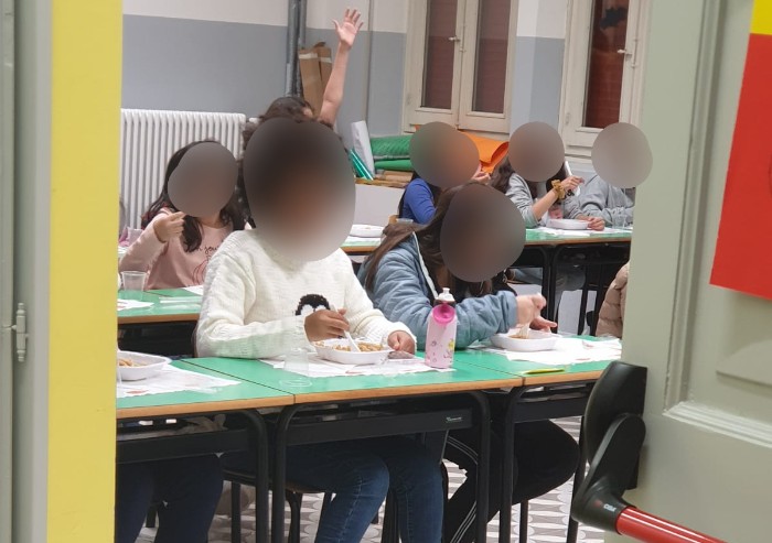 'Modena, vergogna scuole Pascoli: a pranzo sui banchi di lezione'