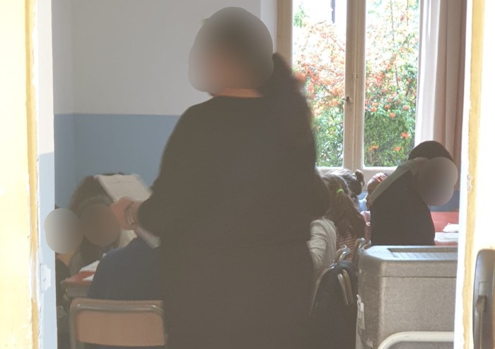 'Modena, vergogna scuole Pascoli: a pranzo sui banchi di lezione'
