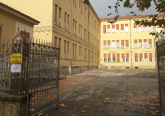'Modena, vergogna scuole Pascoli: a pranzo sui banchi di lezione'