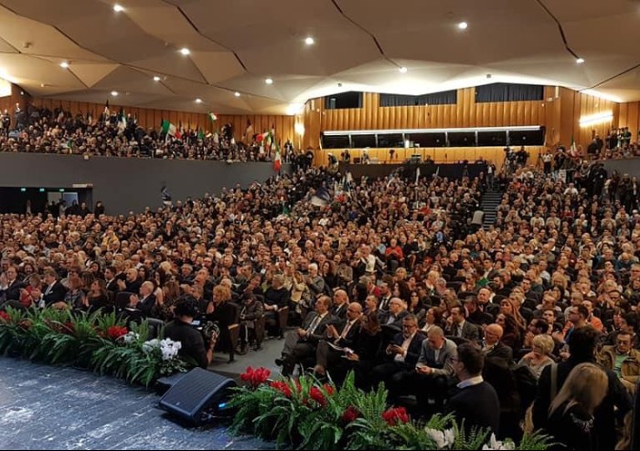 A Bologna in 3000 per la Meloni: 'Bonaccini perché nascondi il Pd? Non vergognarti'