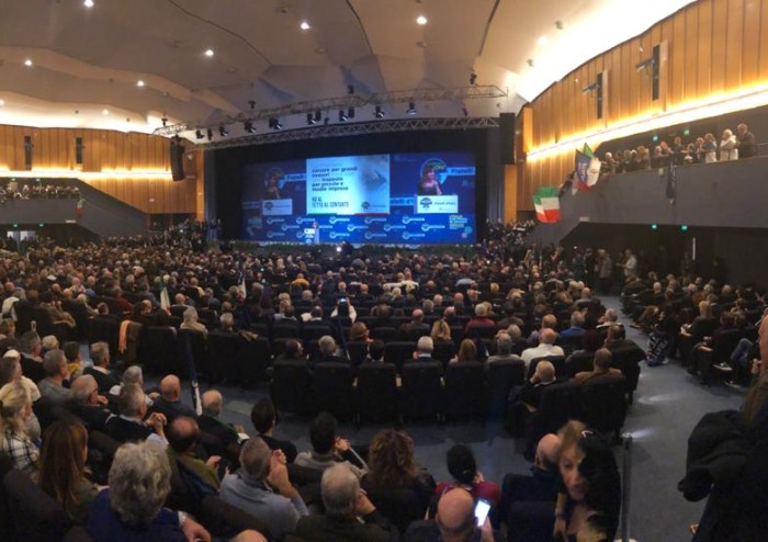 A Bologna in 3000 per la Meloni: 'Bonaccini perché nascondi il Pd? Non vergognarti'