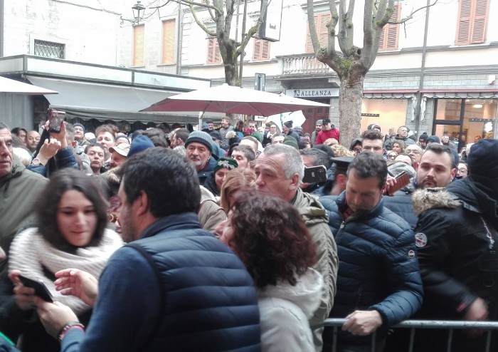 Salvini a Pavullo, in centinaia sotto la pioggia: 'Qui solo persone che amano l'Italia'