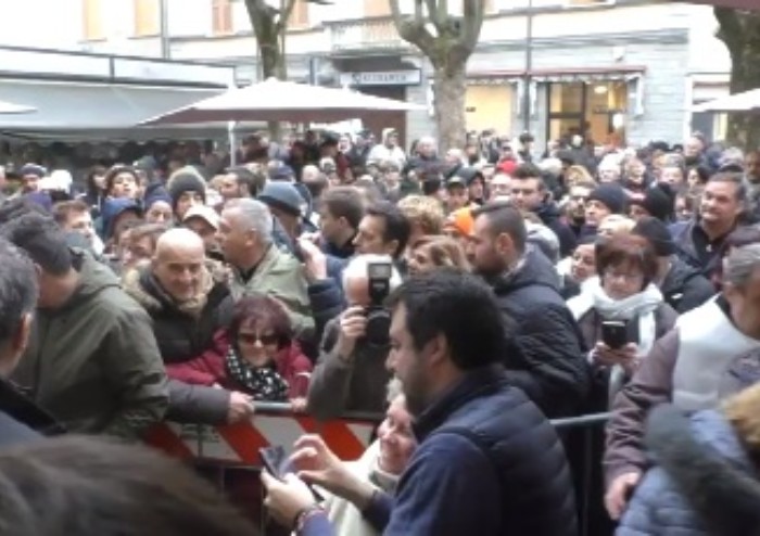 Salvini a Pavullo, in centinaia sotto la pioggia: 'Qui solo persone che amano l'Italia'