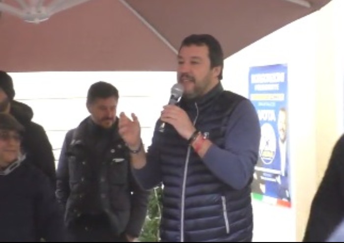 Salvini a Pavullo, in centinaia sotto la pioggia: 'Qui solo persone che amano l'Italia'