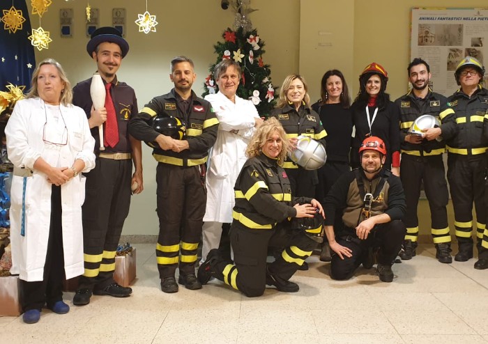 Policlinico Modena, vigili del fuoco accendono i sorrisi a pediatria