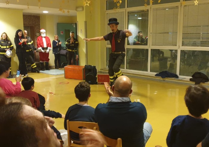 Policlinico Modena, vigili del fuoco accendono i sorrisi a pediatria