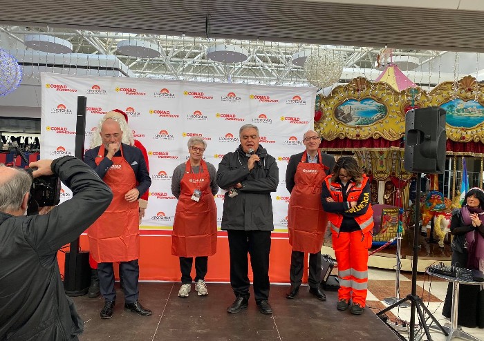 Pranzo Natale degli anziani alla Rotonda: Bonaccini cameriere-oratore