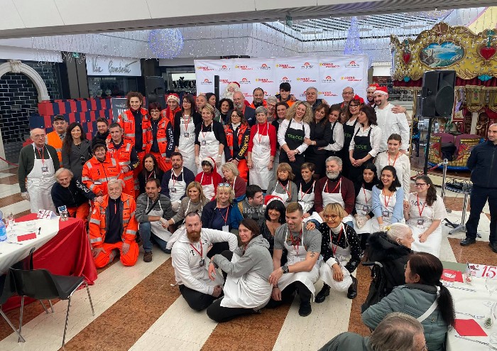 Pranzo Natale degli anziani alla Rotonda: Bonaccini cameriere-oratore
