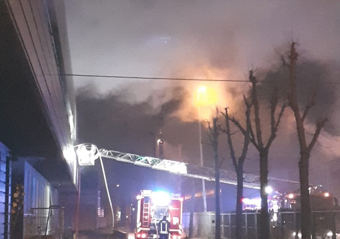 Modena, uffici in via Zarlati distrutti dalle fiamme