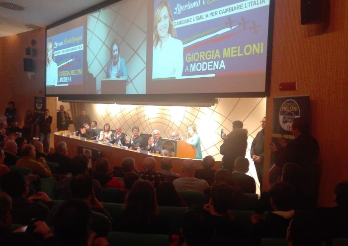 Meloni a Modena: 'Bonaccini cenerentola che nasconde gli squali con le sardine'
