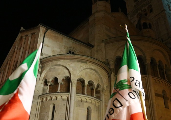 Pd, Sardine, testimonial e alleati: i colori della piazza di Modena