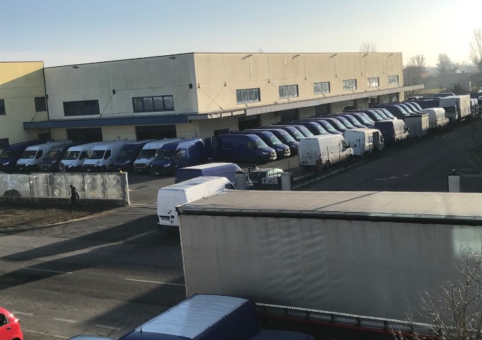 Via Raimondo dalla Costa invasa da documenti di consegna e immondizia