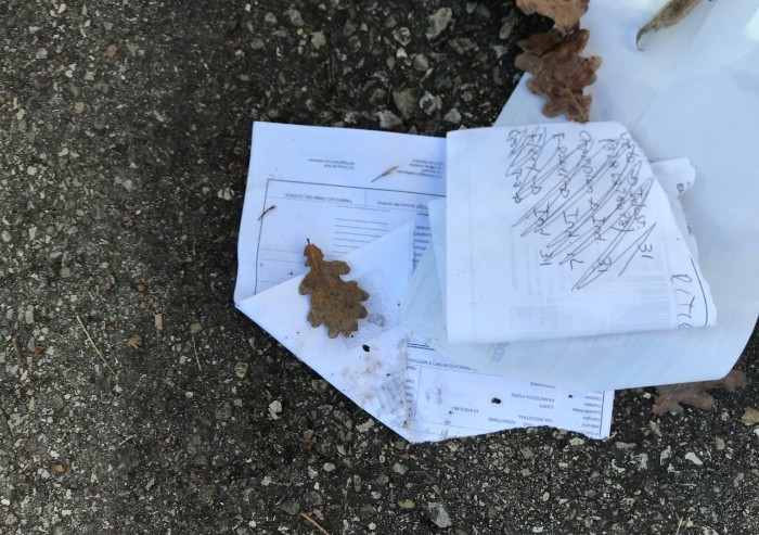 Via Raimondo dalla Costa invasa da documenti di consegna e immondizia