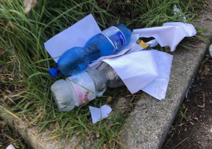 Via Raimondo dalla Costa invasa da documenti di consegna e immondizia