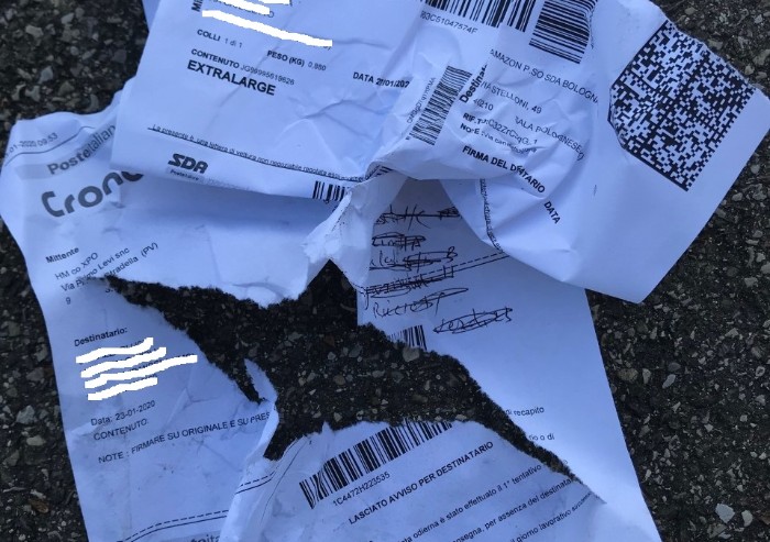 Via Raimondo dalla Costa invasa da documenti di consegna e immondizia