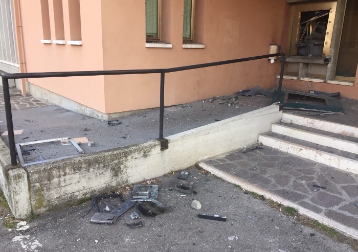 Bastiglia, fanno esplodere bancomat Bper: boato nella notte