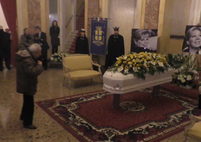 Addio a Mirella Freni, camera ardente in Teatro e funerale in Duomo
