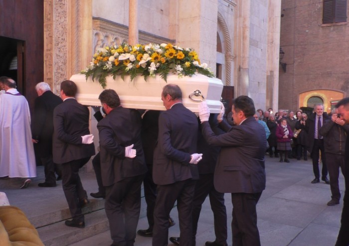 L'ultimo canto per Mirella: in Duomo l'abbraccio della sua Modena