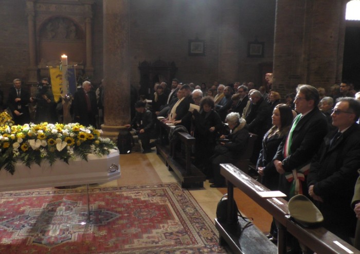 L'ultimo canto per Mirella: in Duomo l'abbraccio della sua Modena