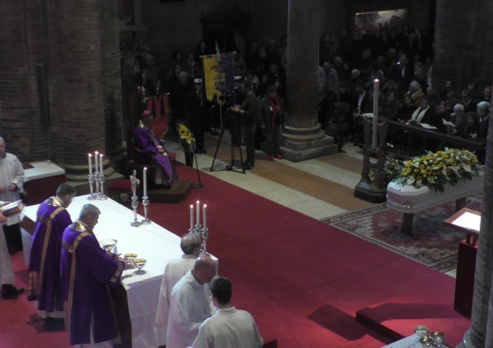 L'ultimo canto per Mirella: in Duomo l'abbraccio della sua Modena