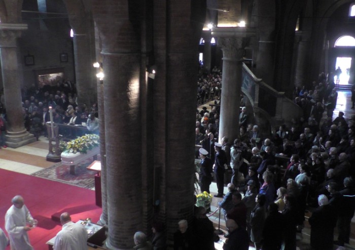 L'ultimo canto per Mirella: in Duomo l'abbraccio della sua Modena