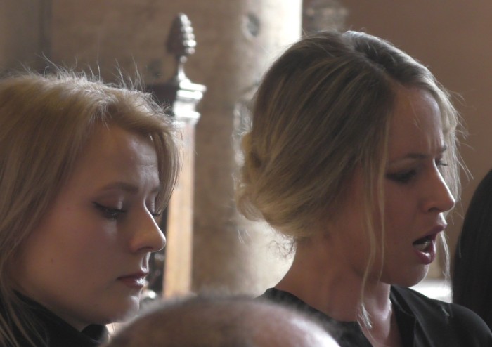 L'ultimo canto per Mirella: in Duomo l'abbraccio della sua Modena