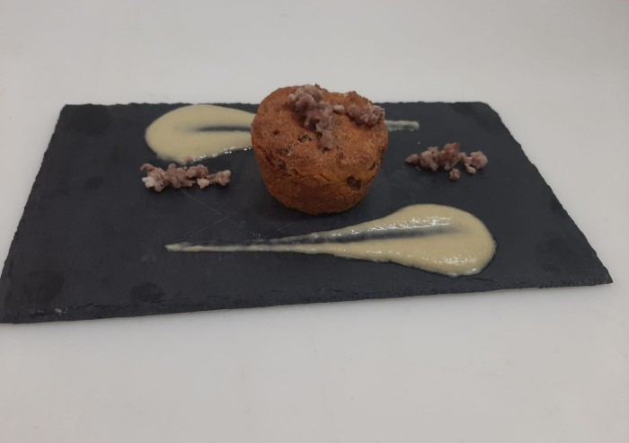 La ricetta: muffin di polenta e salsiccia con crema di sedano