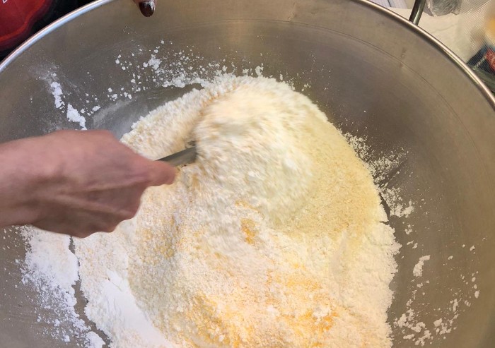 La ricetta: muffin di polenta e salsiccia con crema di sedano