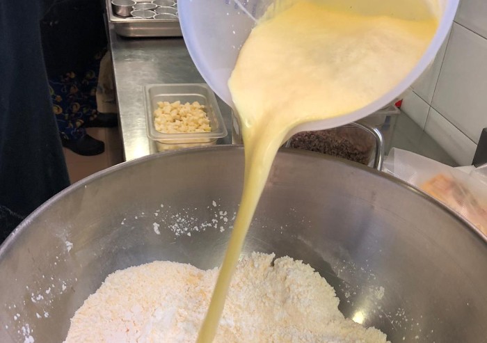 La ricetta: muffin di polenta e salsiccia con crema di sedano