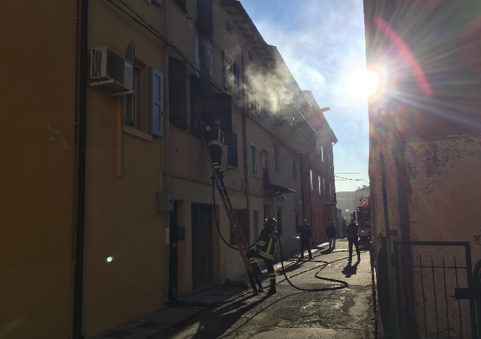 Incendio a Bastiglia, sigaretta spenta male: appartamento distrutto