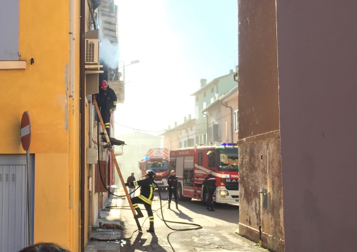 Incendio a Bastiglia, sigaretta spenta male: appartamento distrutto