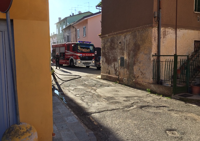 Incendio a Bastiglia, sigaretta spenta male: appartamento distrutto