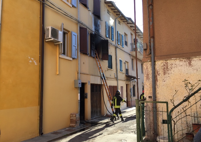 Incendio a Bastiglia, sigaretta spenta male: appartamento distrutto