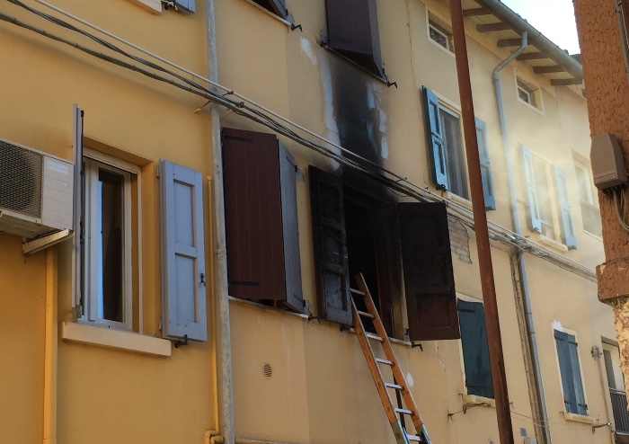 Incendio a Bastiglia, sigaretta spenta male: appartamento distrutto