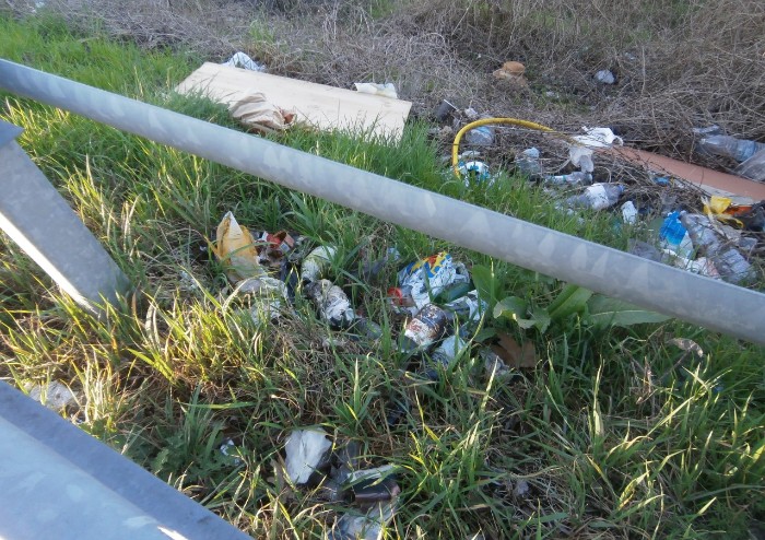 Castelfranco, aree di sosta in tangenziale trasformate in discarica