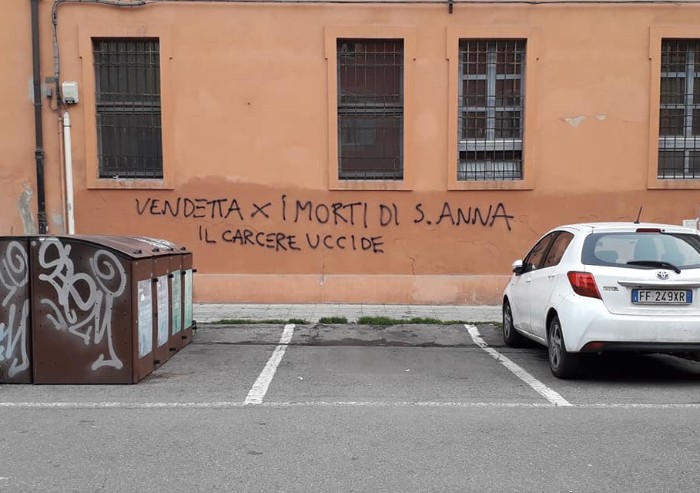 Scontri in carcere, a Modena deliranti scritte inneggiano alla rivolta