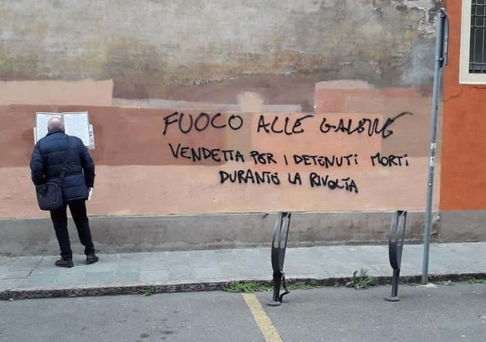 Scontri in carcere, a Modena deliranti scritte inneggiano alla rivolta