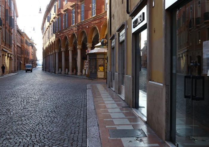 Modena, una città svuotata dal virus