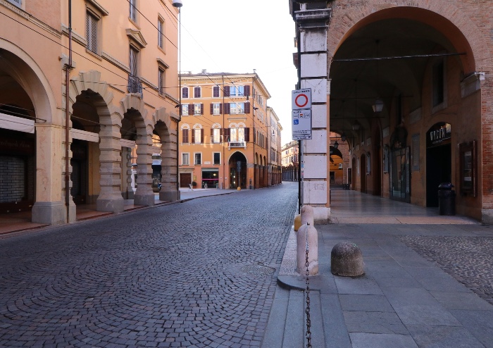 Modena, una città svuotata dal virus