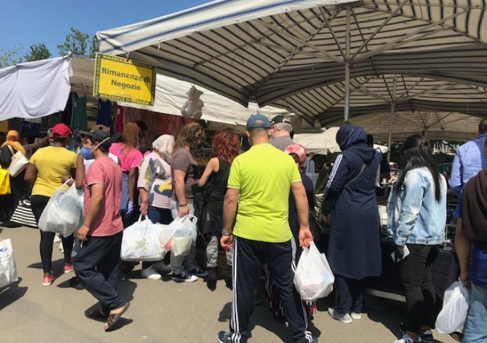 Modena, Novi Sad: al mercato del lunedì il distanziamento non esiste