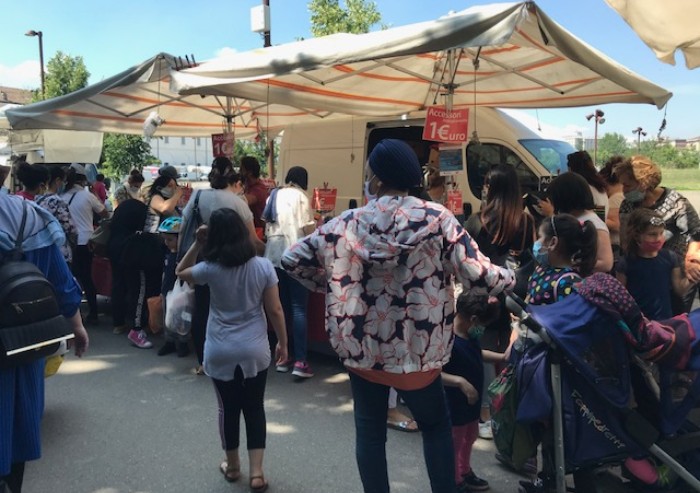 Modena, Novi Sad: al mercato del lunedì il distanziamento non esiste