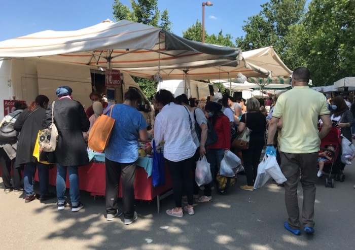 Modena, Novi Sad: al mercato del lunedì il distanziamento non esiste