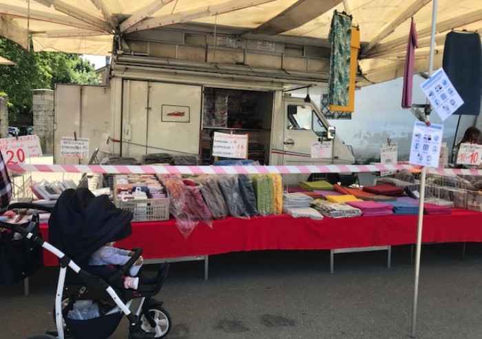 Modena, Novi Sad: al mercato del lunedì il distanziamento non esiste