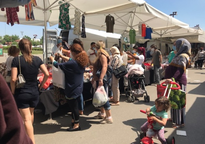 Modena, Novi Sad: al mercato del lunedì il distanziamento non esiste