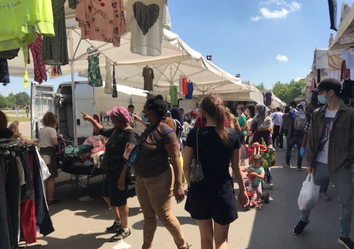 Modena, Novi Sad: al mercato del lunedì il distanziamento non esiste