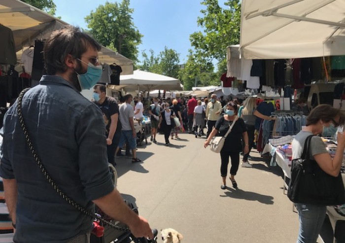 Modena, Novi Sad: al mercato del lunedì il distanziamento non esiste