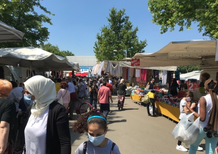Modena, Novi Sad: al mercato del lunedì il distanziamento non esiste