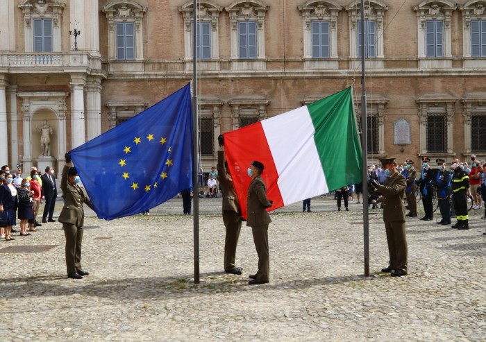 Festa della Repubblica: l'alzabandiera in piazza Roma