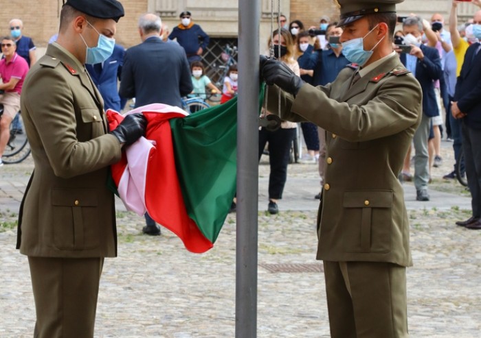 Festa della Repubblica: l'alzabandiera in piazza Roma
