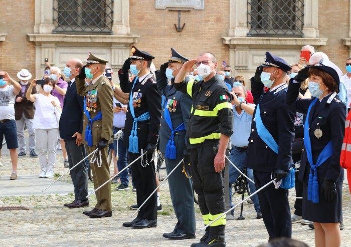 Festa della Repubblica: l'alzabandiera in piazza Roma